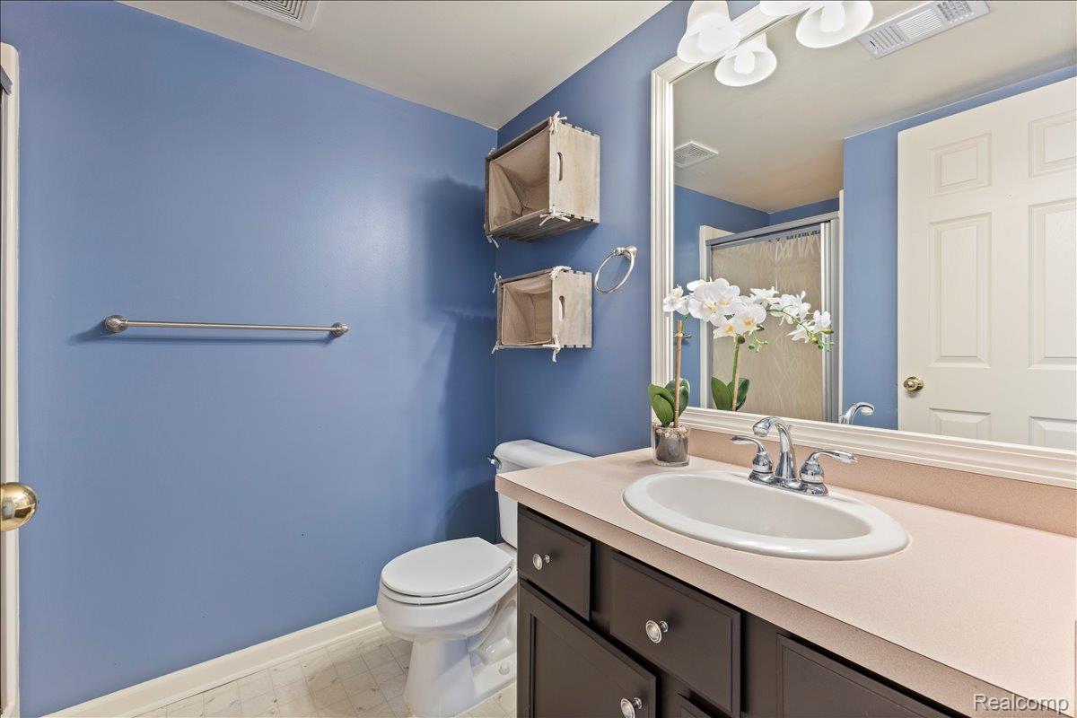 Waterford Charter Township, Michigan 48328, United States, 3 Bedrooms Bedrooms, ,2 BathroomsBathrooms,Residential,Pending,210859