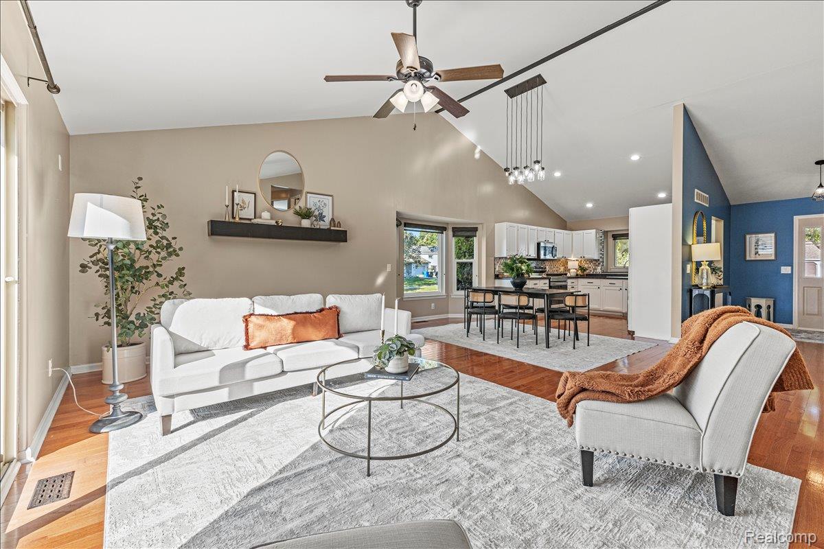 Waterford Charter Township, Michigan 48328, United States, 3 Bedrooms Bedrooms, ,2 BathroomsBathrooms,Residential,Pending,210859