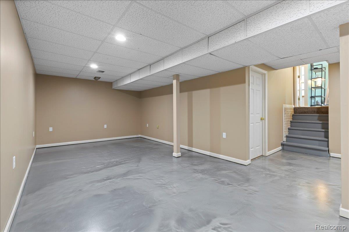 Waterford Charter Township, Michigan 48328, United States, 3 Bedrooms Bedrooms, ,2 BathroomsBathrooms,Residential,Pending,210859