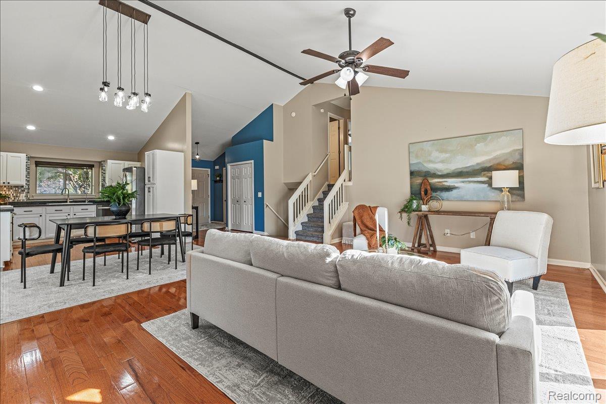 Waterford Charter Township, Michigan 48328, United States, 3 Bedrooms Bedrooms, ,2 BathroomsBathrooms,Residential,Pending,210859