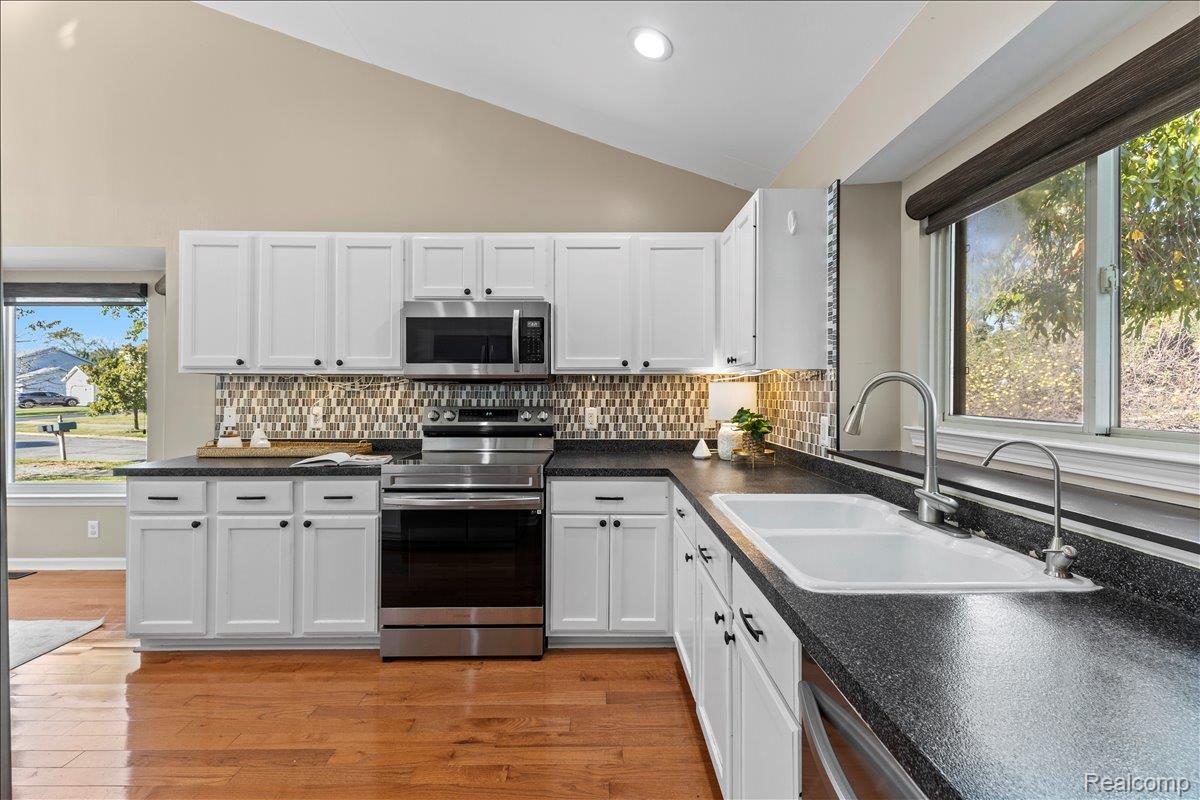 Waterford Charter Township, Michigan 48328, United States, 3 Bedrooms Bedrooms, ,2 BathroomsBathrooms,Residential,Pending,210859