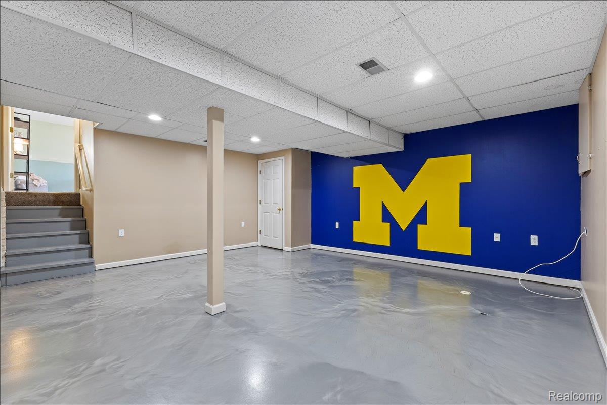 Waterford Charter Township, Michigan 48328, United States, 3 Bedrooms Bedrooms, ,2 BathroomsBathrooms,Residential,Pending,210859