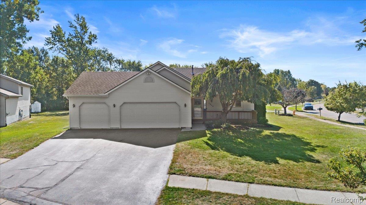 Waterford Charter Township, Michigan 48328, United States, 3 Bedrooms Bedrooms, ,2 BathroomsBathrooms,Residential,Pending,210859