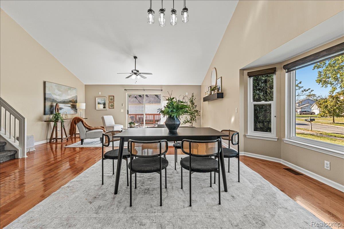 Waterford Charter Township, Michigan 48328, United States, 3 Bedrooms Bedrooms, ,2 BathroomsBathrooms,Residential,Pending,210859