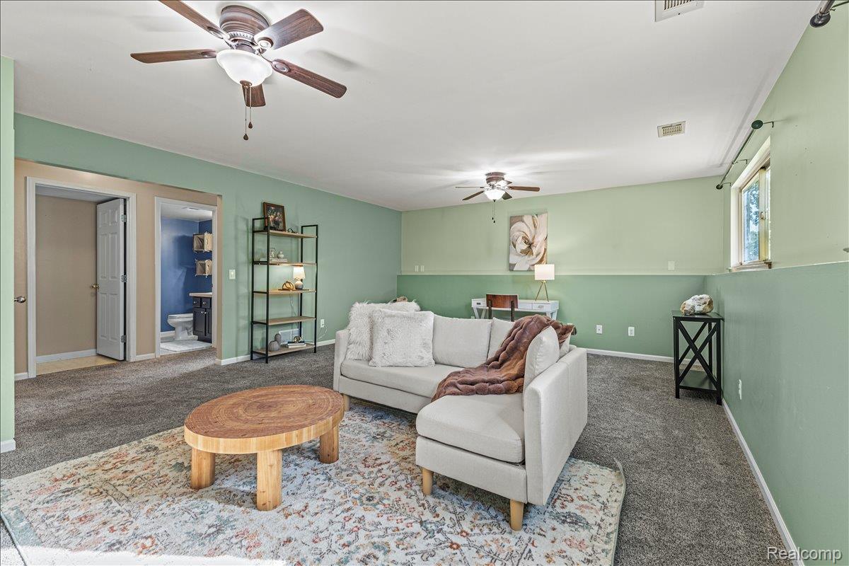 Waterford Charter Township, Michigan 48328, United States, 3 Bedrooms Bedrooms, ,2 BathroomsBathrooms,Residential,Pending,210859