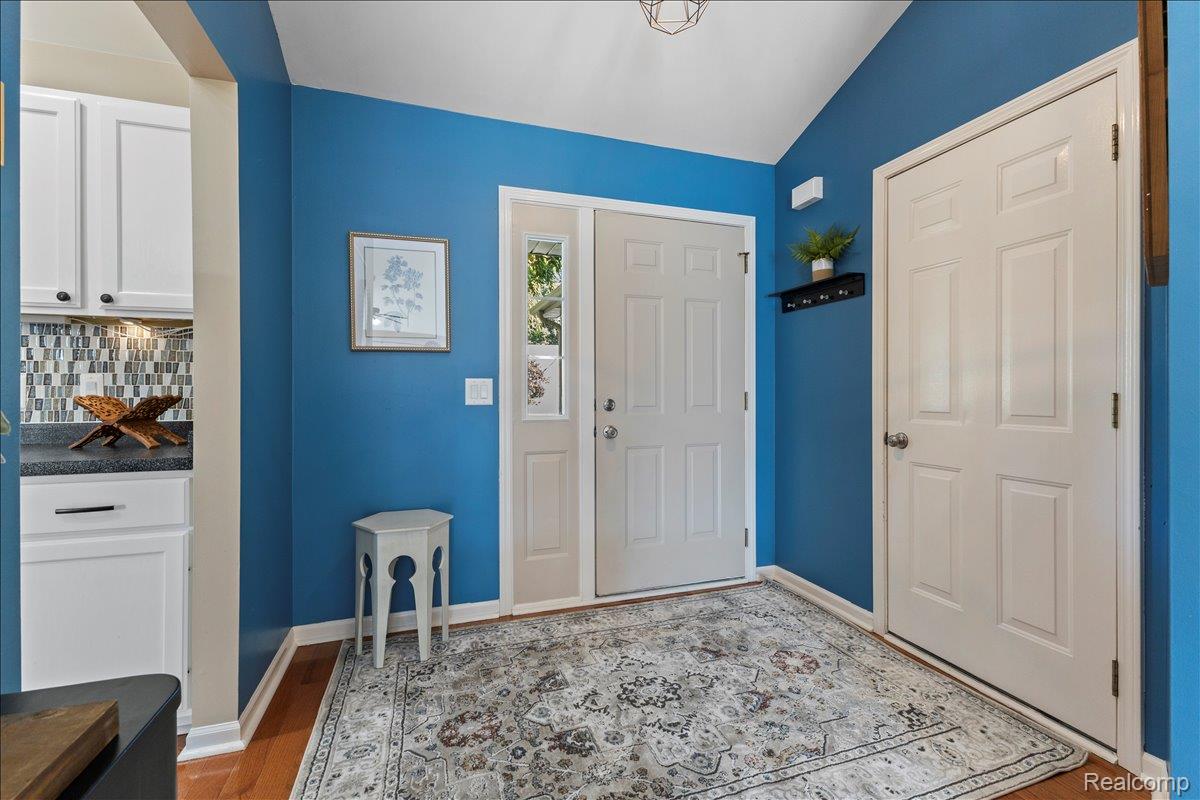 Waterford Charter Township, Michigan 48328, United States, 3 Bedrooms Bedrooms, ,2 BathroomsBathrooms,Residential,Pending,210859