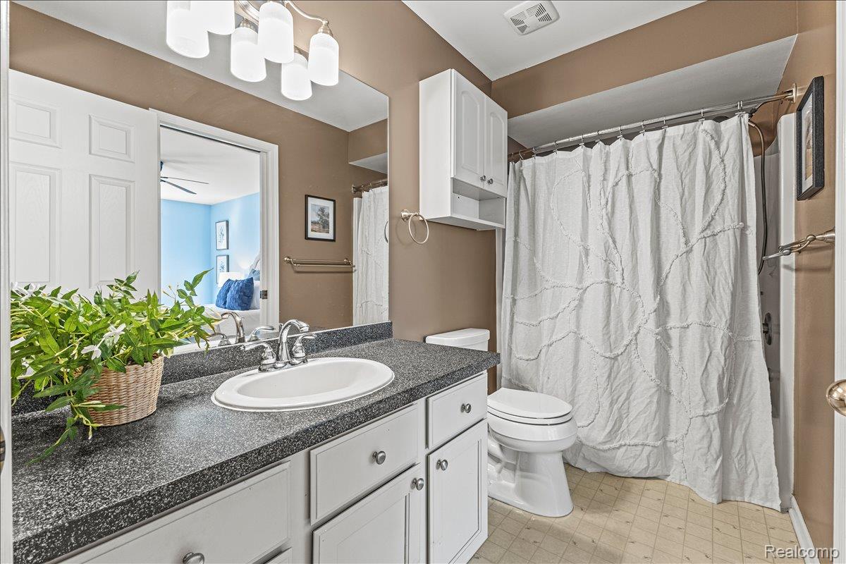 Waterford Charter Township, Michigan 48328, United States, 3 Bedrooms Bedrooms, ,2 BathroomsBathrooms,Residential,Pending,210859