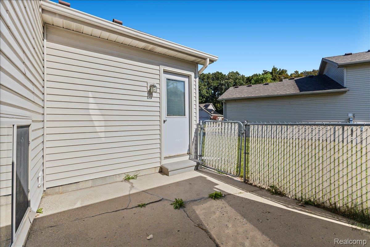 Waterford Charter Township, Michigan 48328, United States, 3 Bedrooms Bedrooms, ,2 BathroomsBathrooms,Residential,Pending,210859