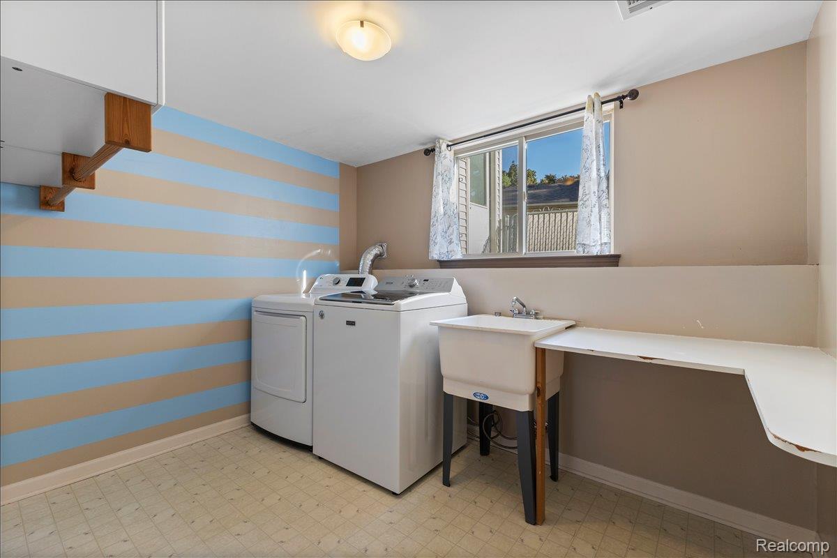 Waterford Charter Township, Michigan 48328, United States, 3 Bedrooms Bedrooms, ,2 BathroomsBathrooms,Residential,Pending,210859