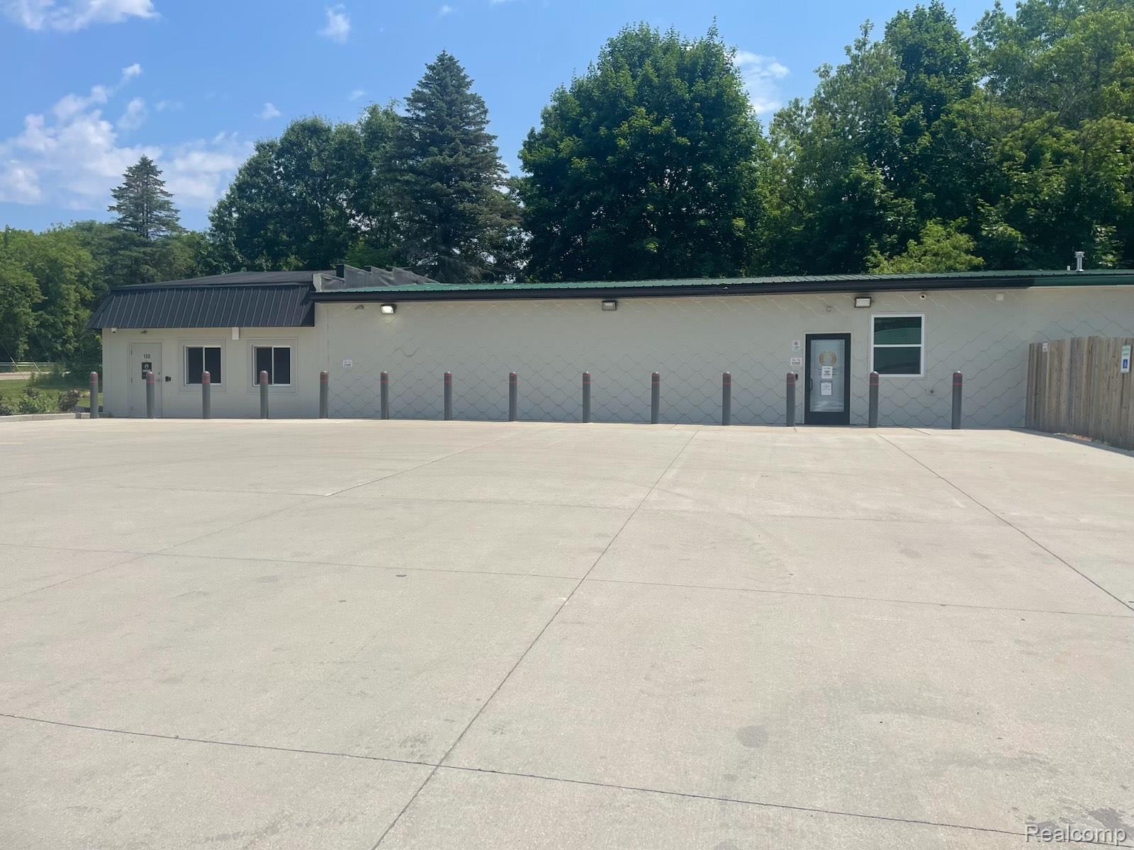 592 E Lakeville Road 100