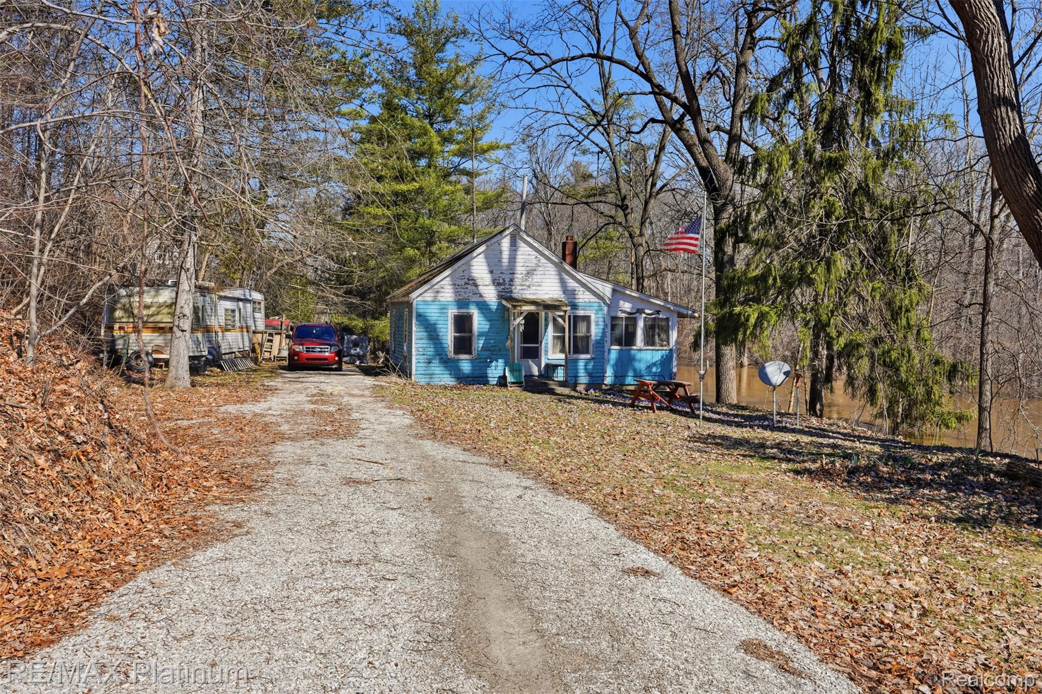 2555 E Cohoctah Road