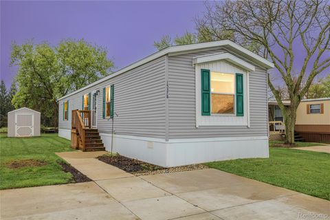 15378 Cartier Clinton Charter Township MI 48038