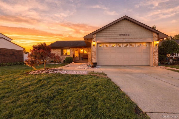 27882 WHITE OAK DR, BROWNSTOWN TWP, MI 48183 - Image 04698e5ffb80585a8fefdb796282754c/808429351