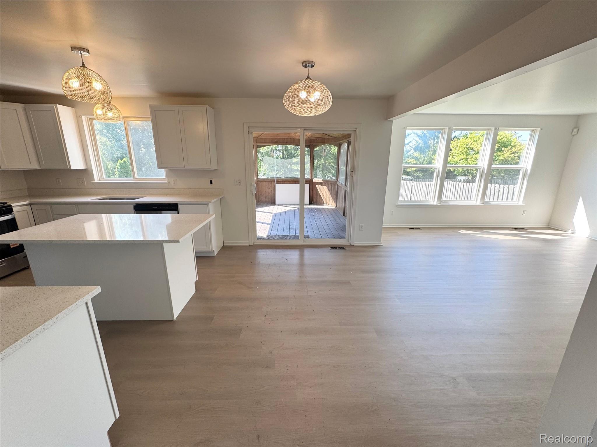 7586 KENSINGTON Drive