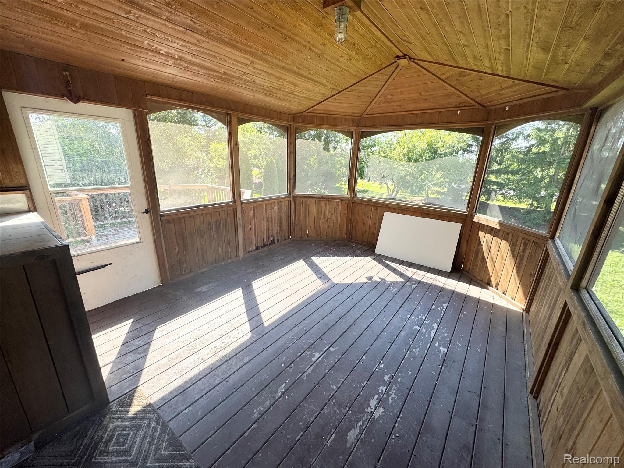 7586 KENSINGTON Drive