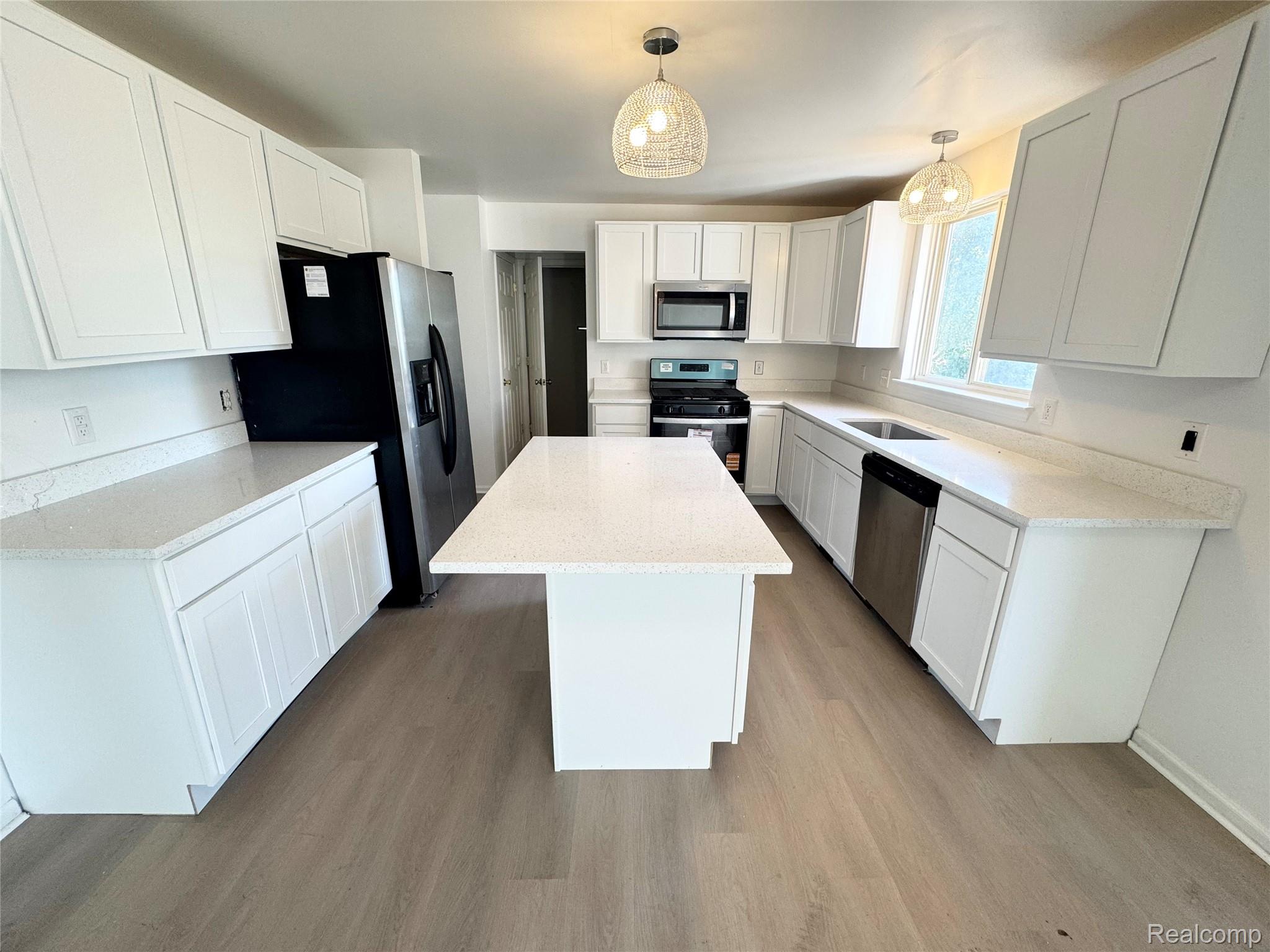 7586 KENSINGTON Drive