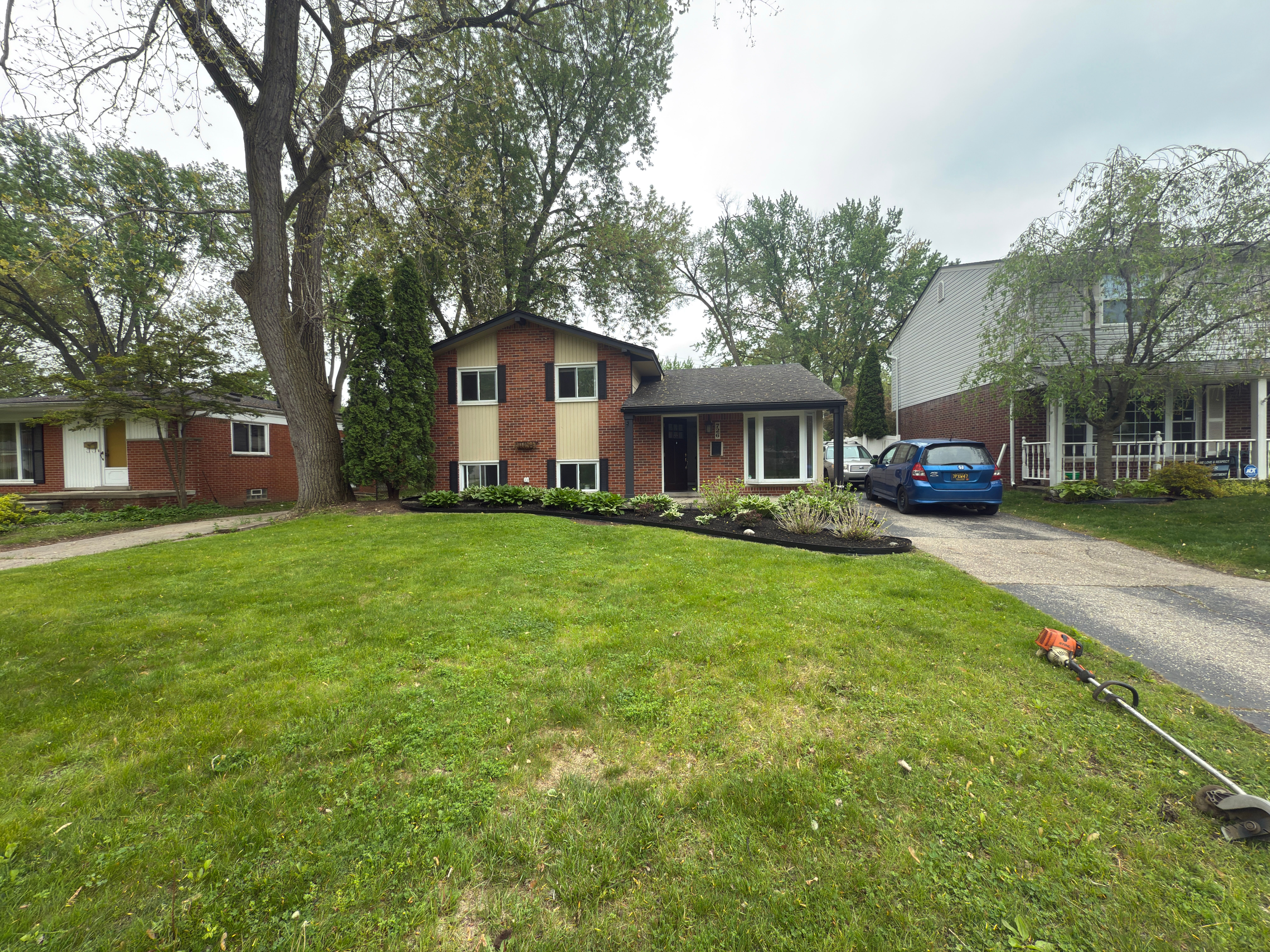 726 WOODLAWN Avenue