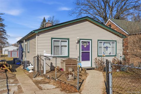 2007 Pearl Avenue Warren City MI 48091