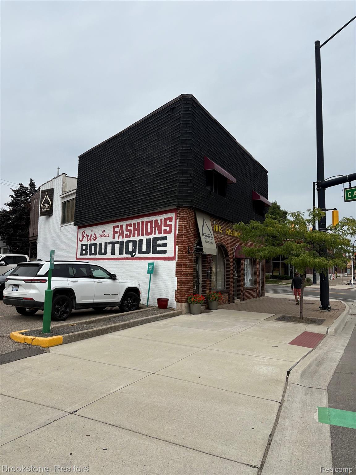 23059 Woodward Avenue 1