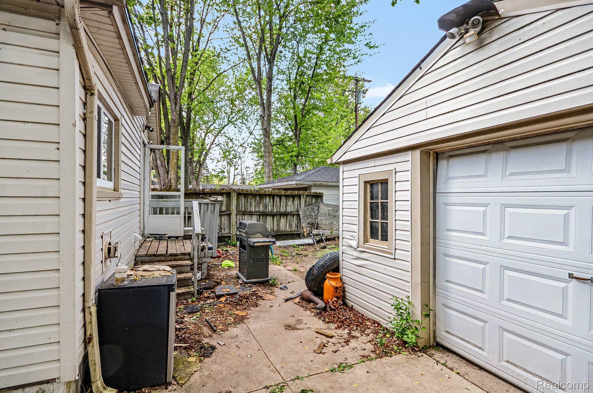 2126 Roslyn Road
