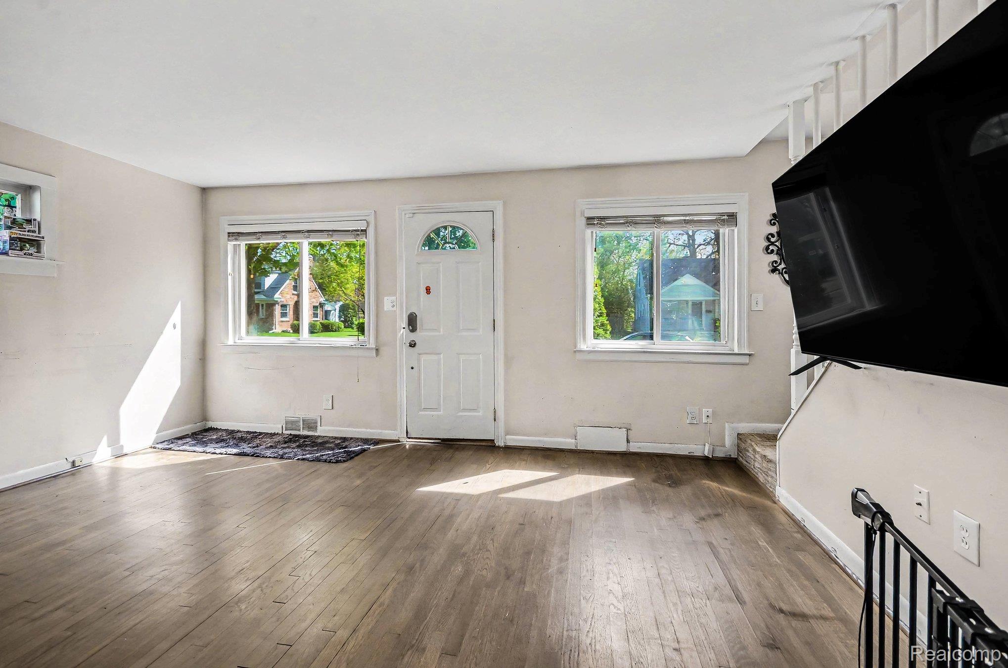 2126 Roslyn Road