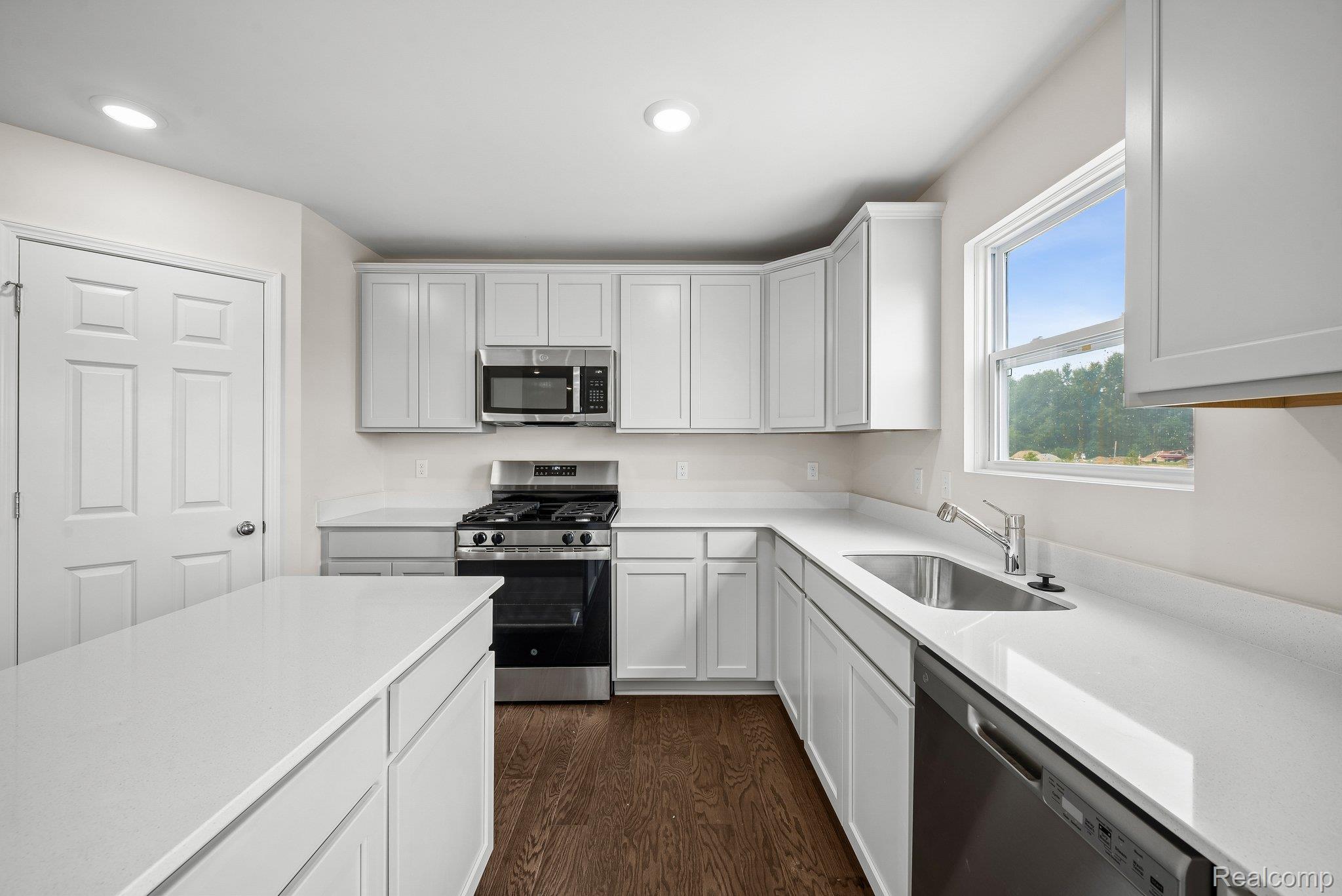 387 Edge Brook