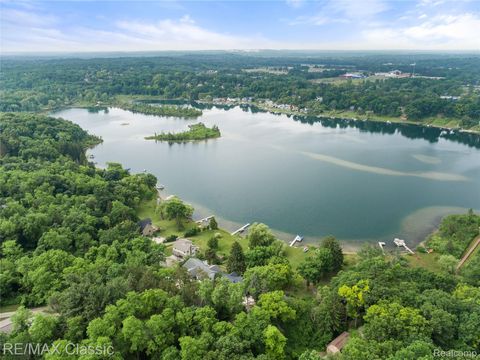 1420 Pettibone Lake Road Highland Charter Township MI 48356