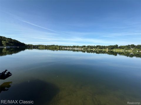 1420 Pettibone Lake Road Highland Charter Township MI 48356