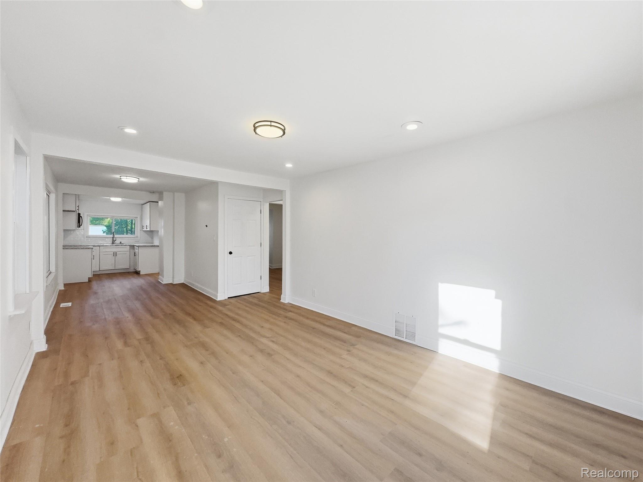 329 W Muir Avenue