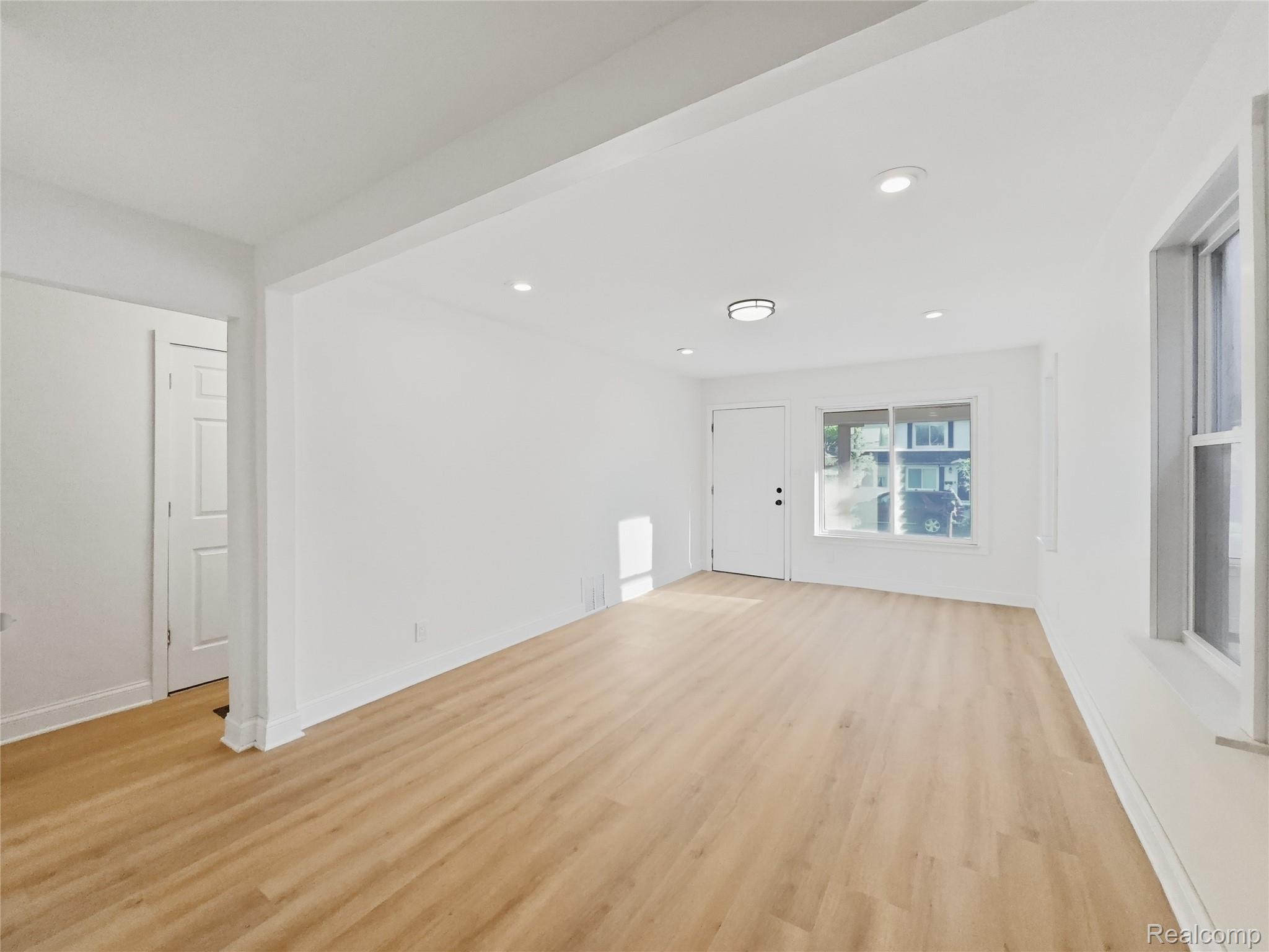 329 W Muir Avenue