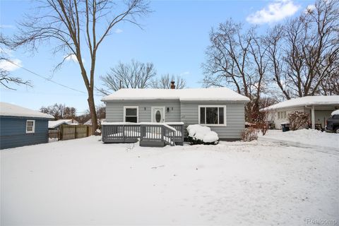Photo of 242 Preston Avenue, Waterford Charter Township, MI 48328 (MLS # 20251059491)