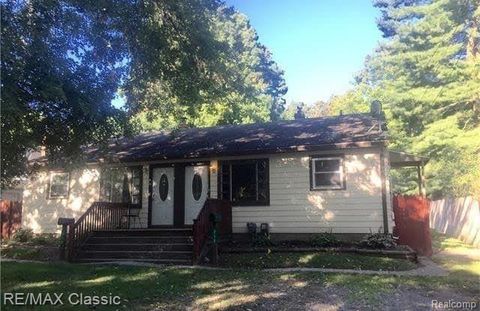 212 CENTER Street Holly Village MI 48442