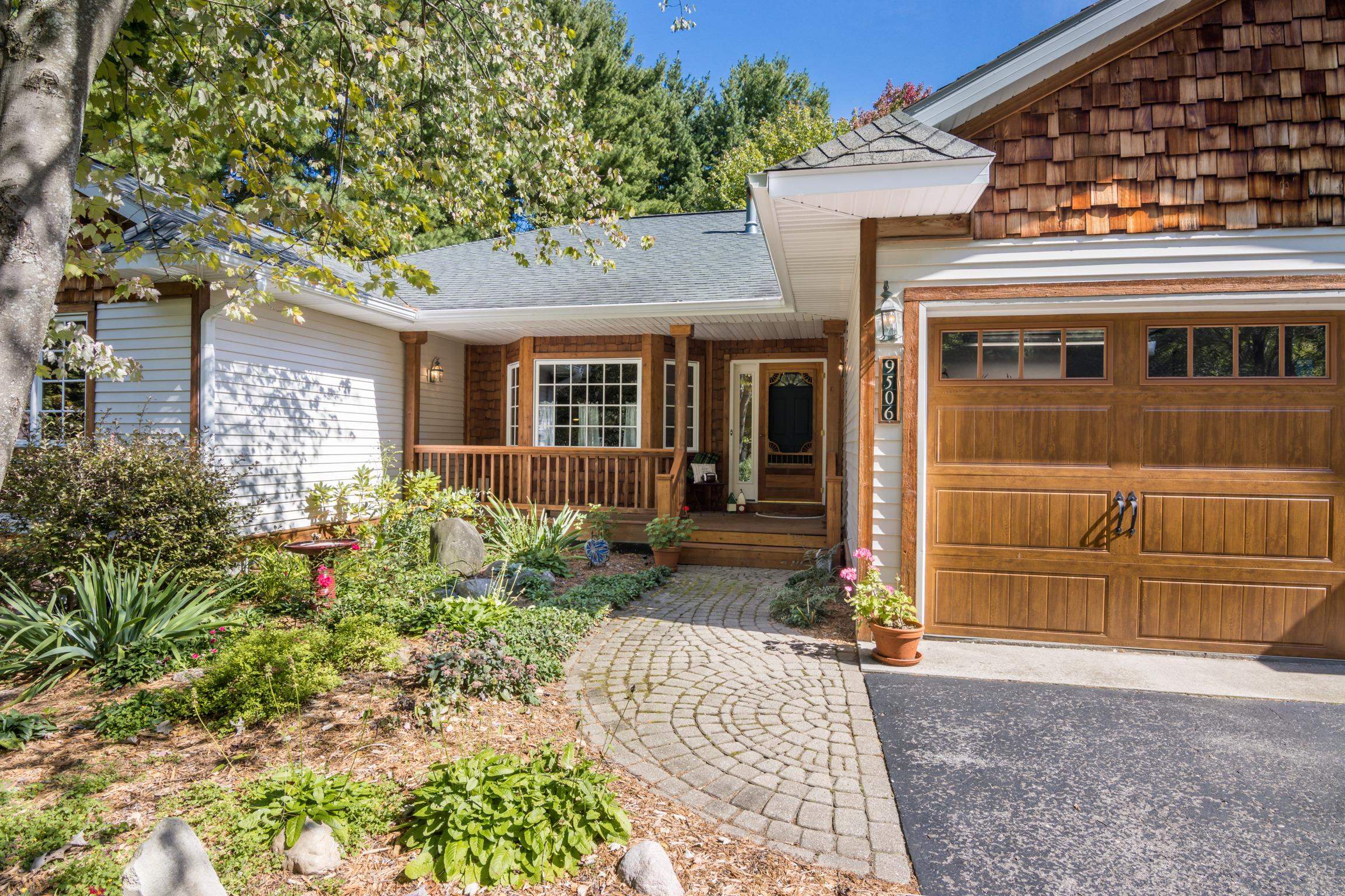 9506 Lakeside Drive