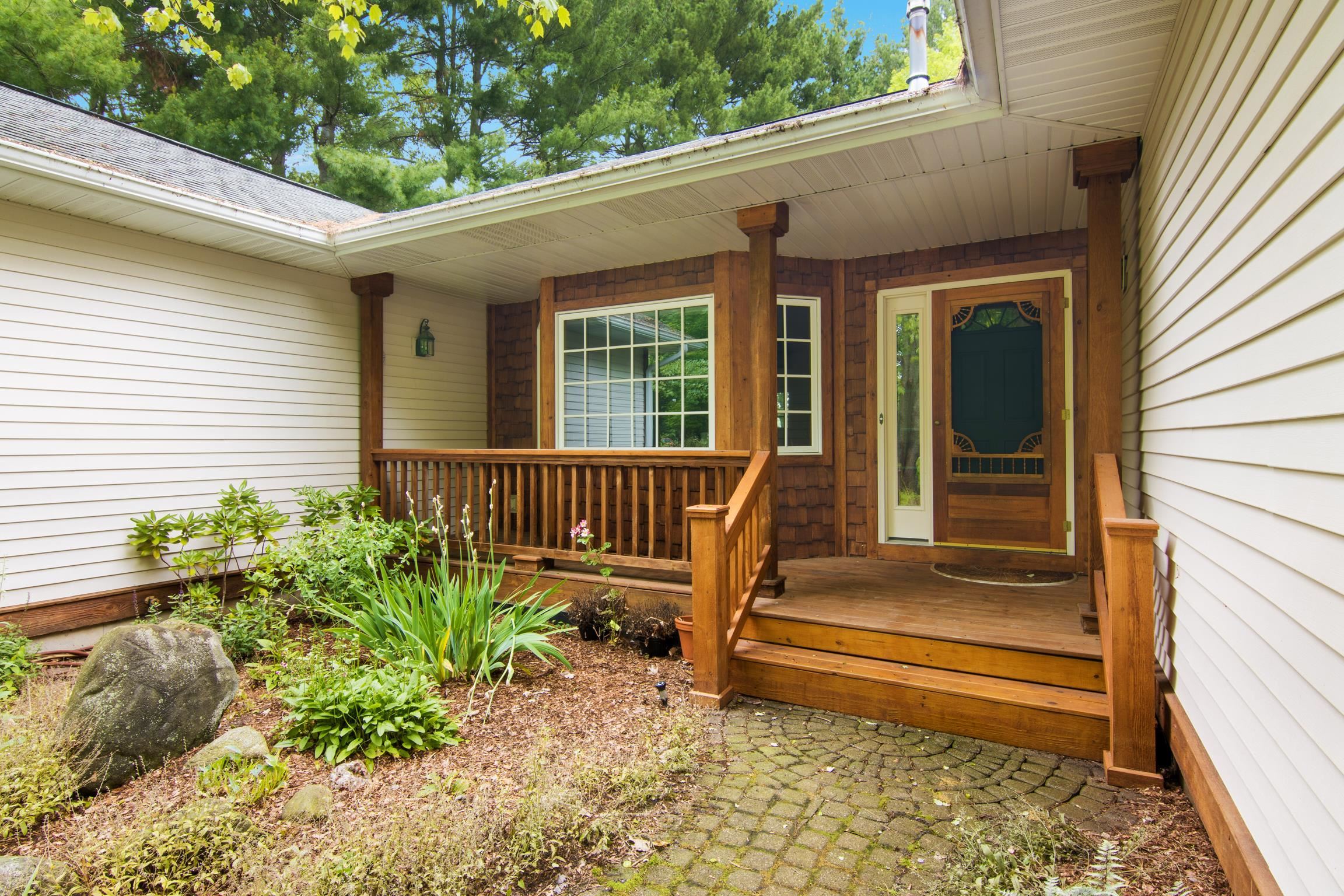 9506 Lakeside Drive
