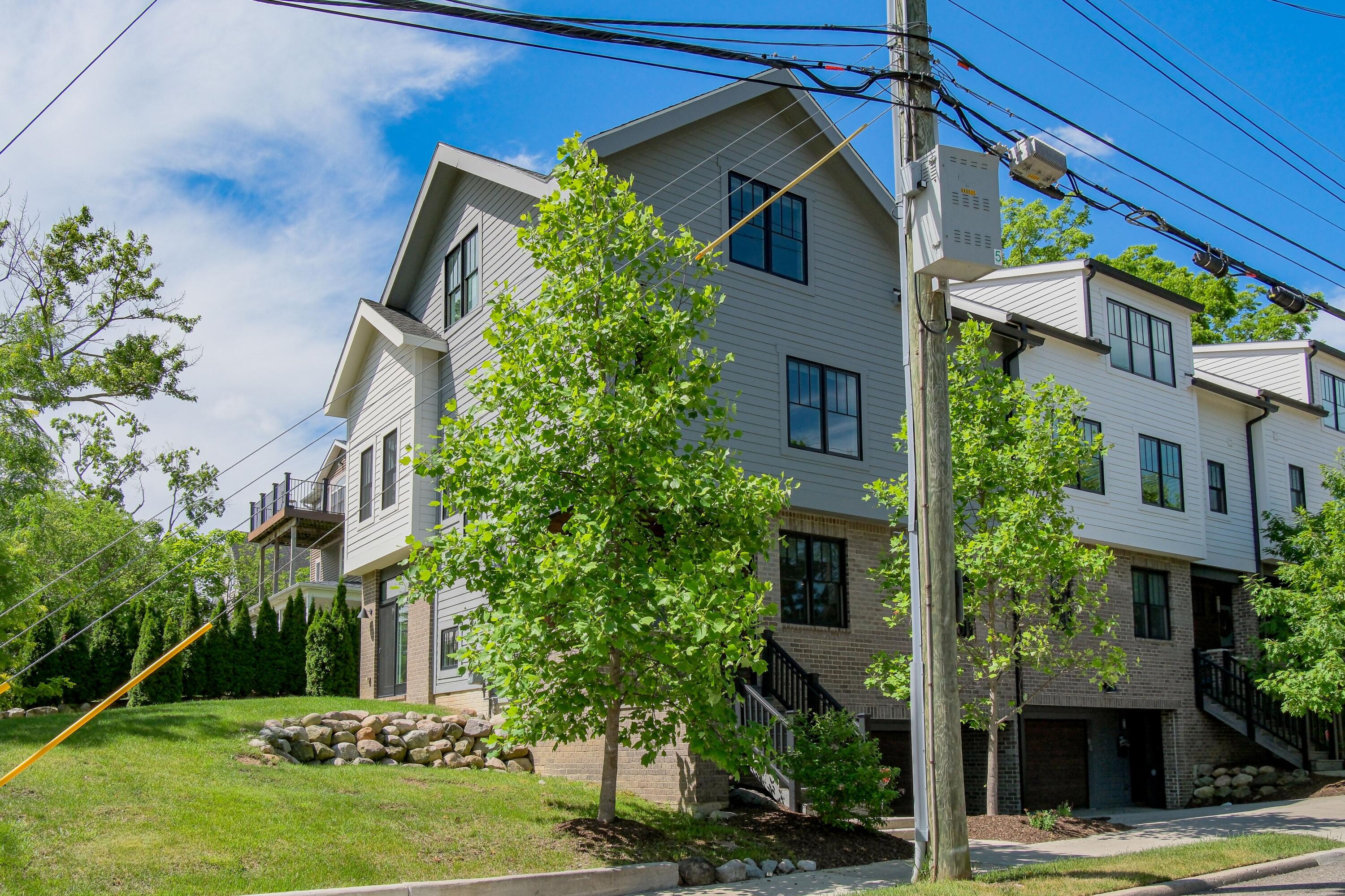 103 W Davis Avenue
