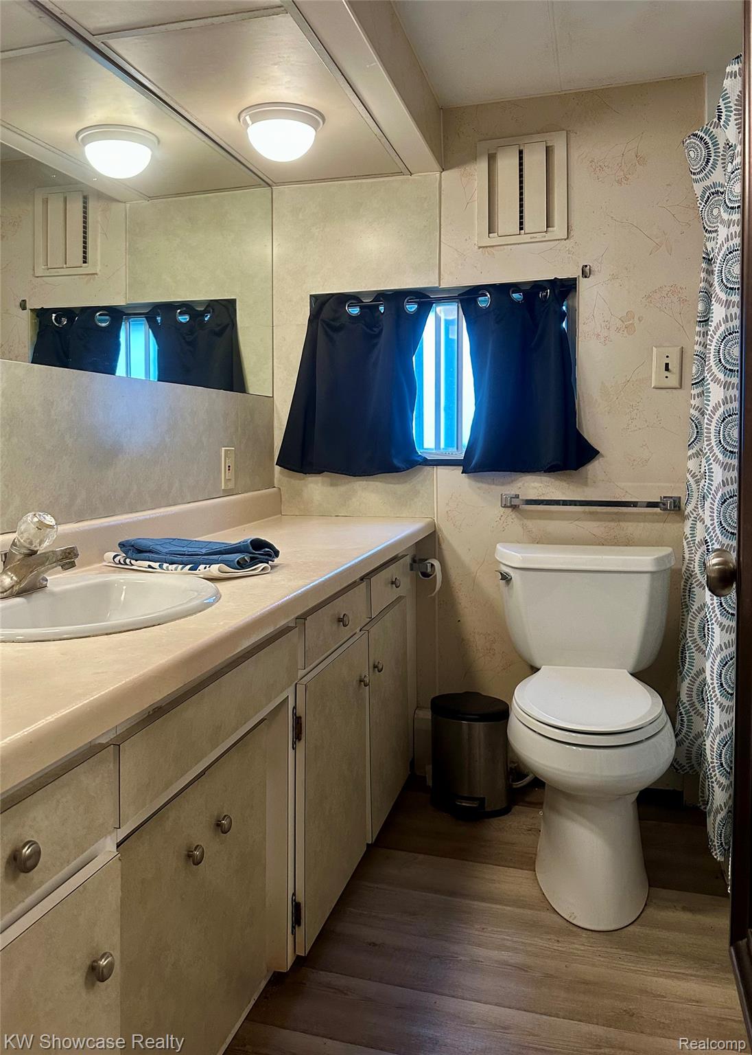 1125 E Commerce Street