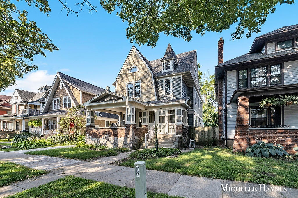 349 Richard Terrace SE