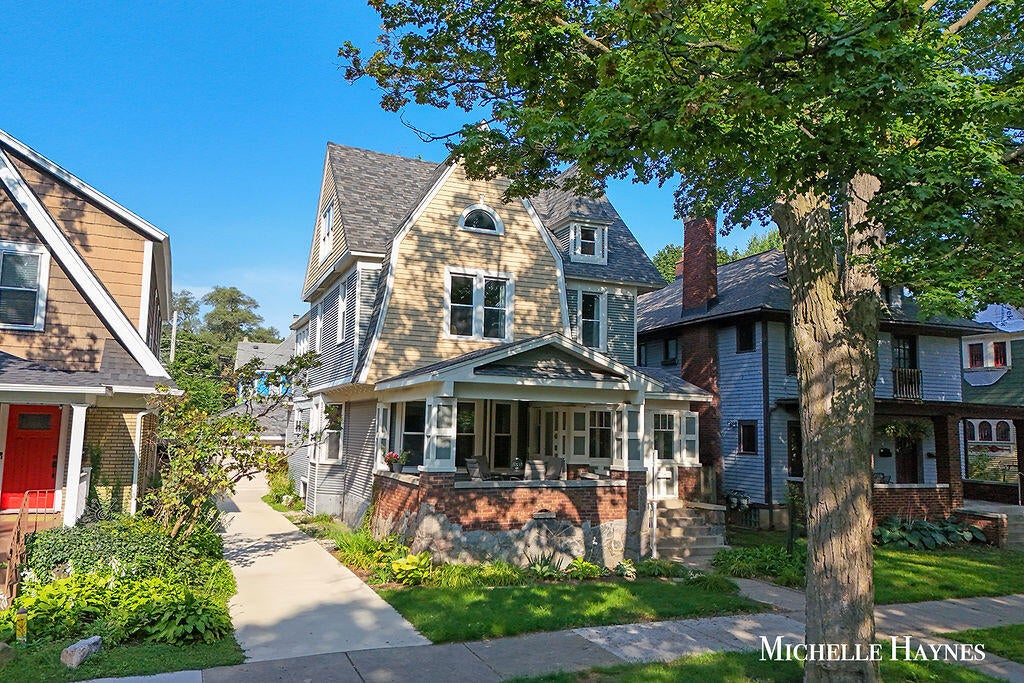 349 Richard Terrace SE