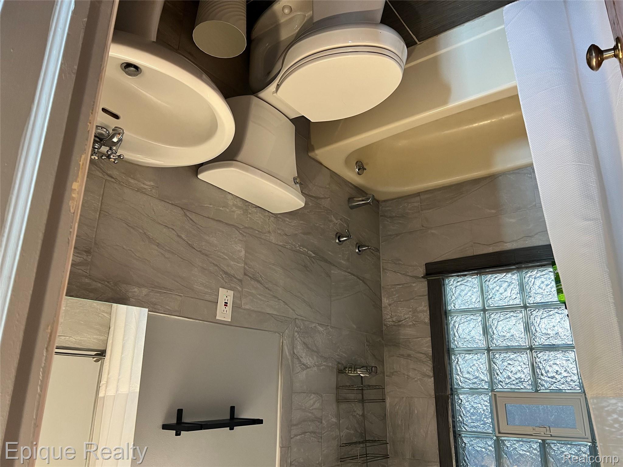 2468 Fernwood Avenue