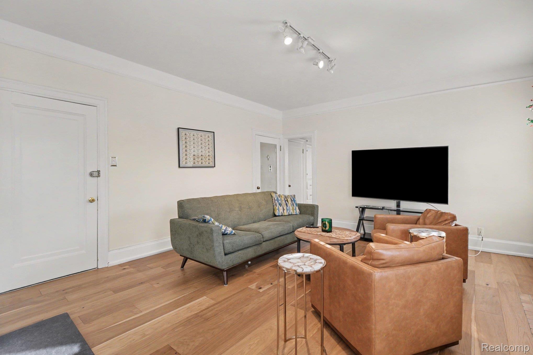 327 SOUTHFIELD Road 16 (3CS)