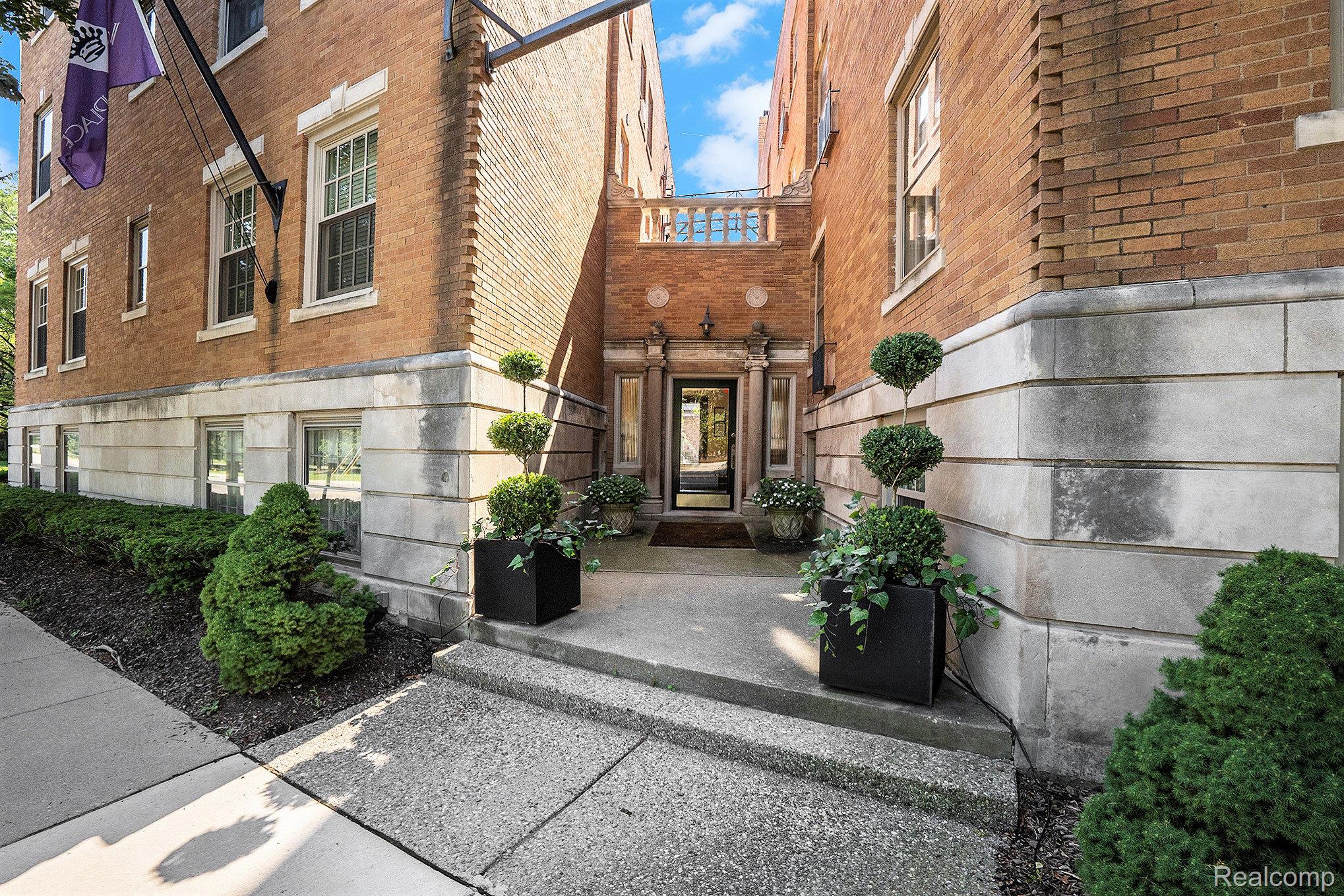 327 SOUTHFIELD Road 16 (3CS)