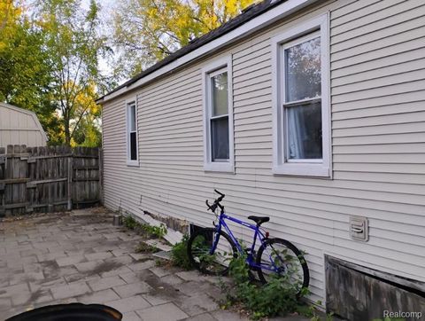 13346 Fisk Avenue Warren City MI 48089