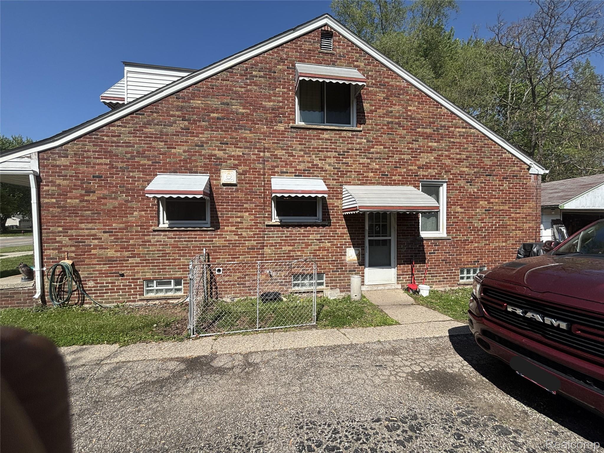 915 E 14 Mile Road