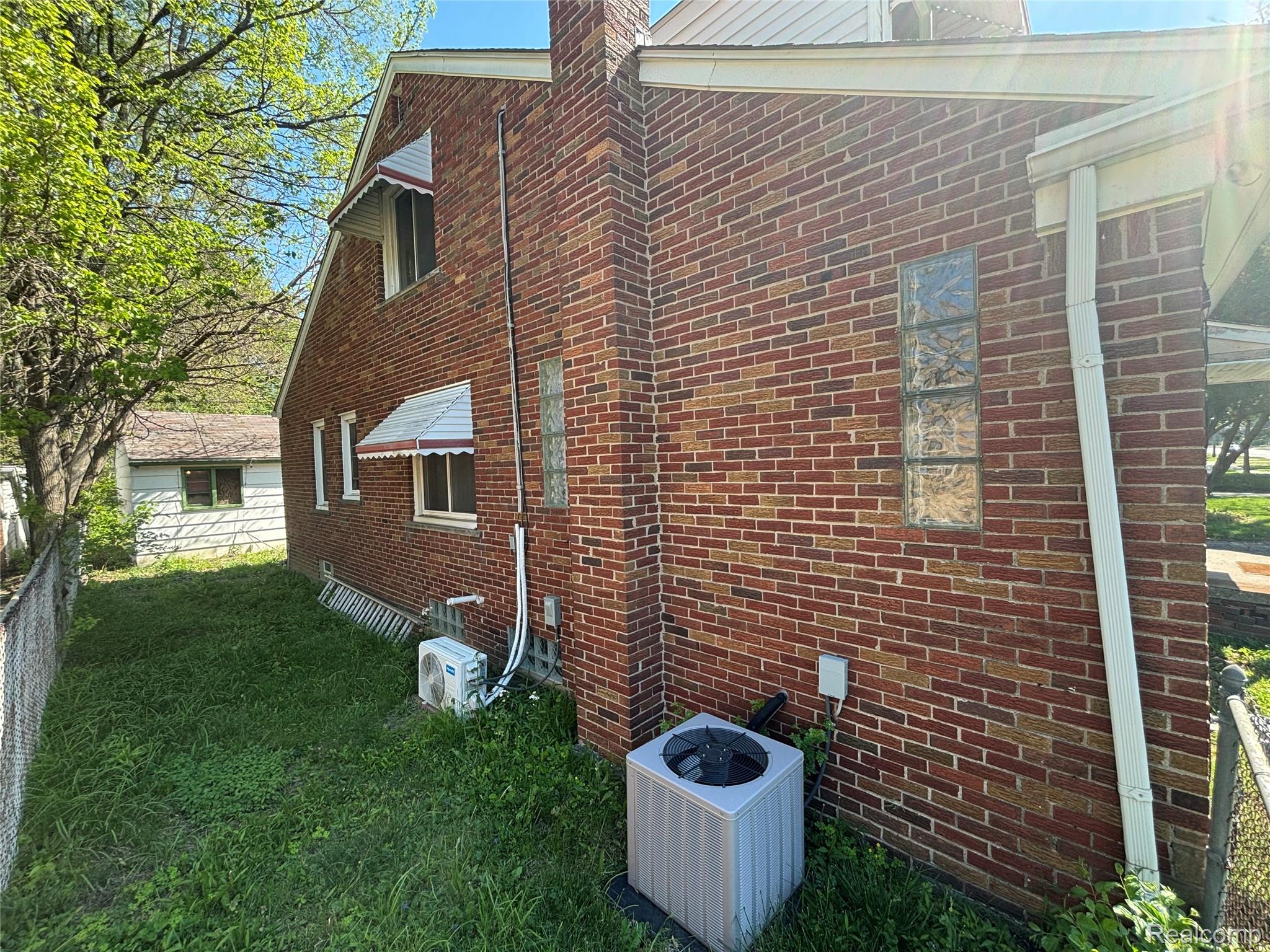 915 E 14 Mile Road