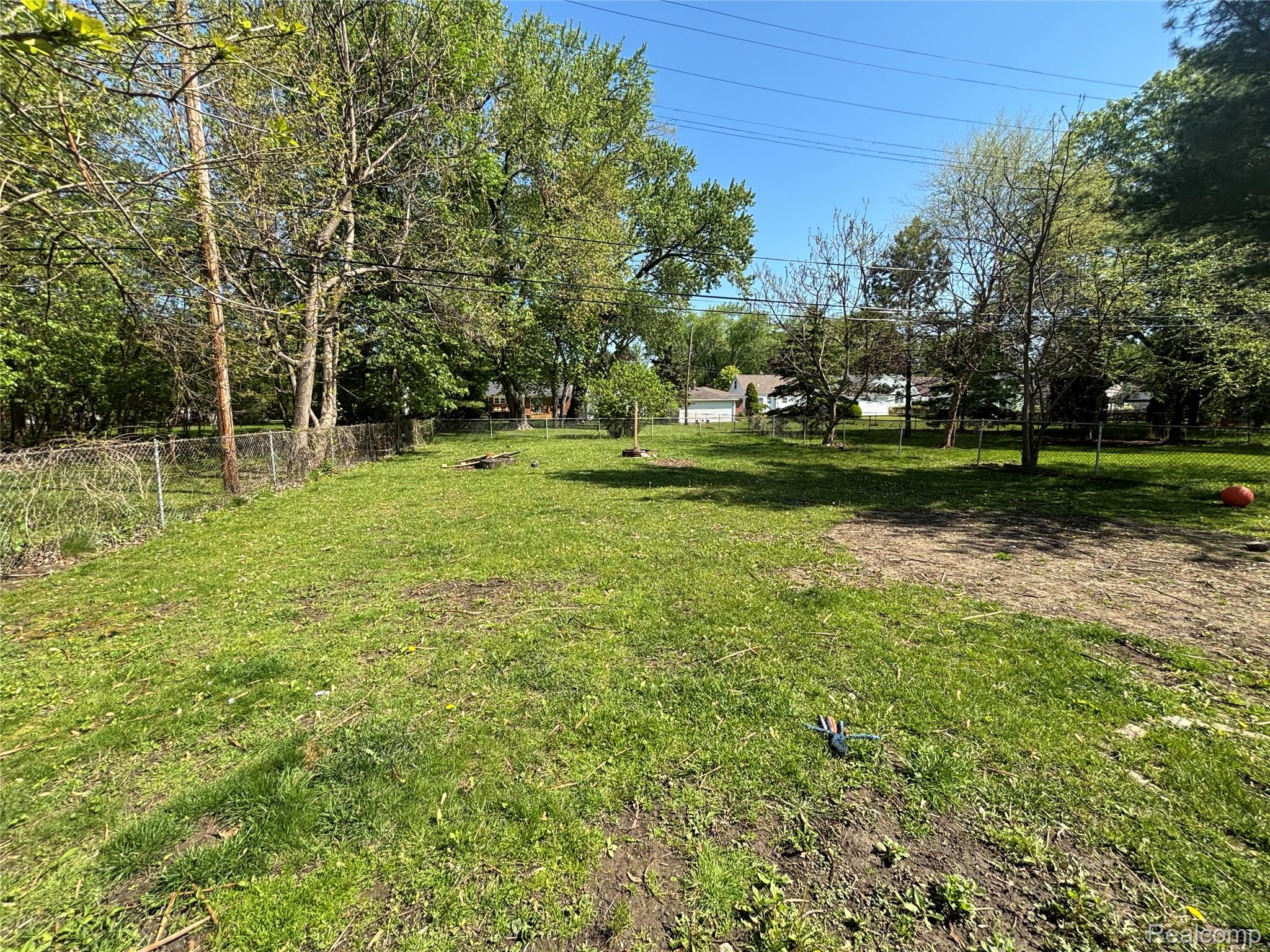 915 E 14 Mile Road