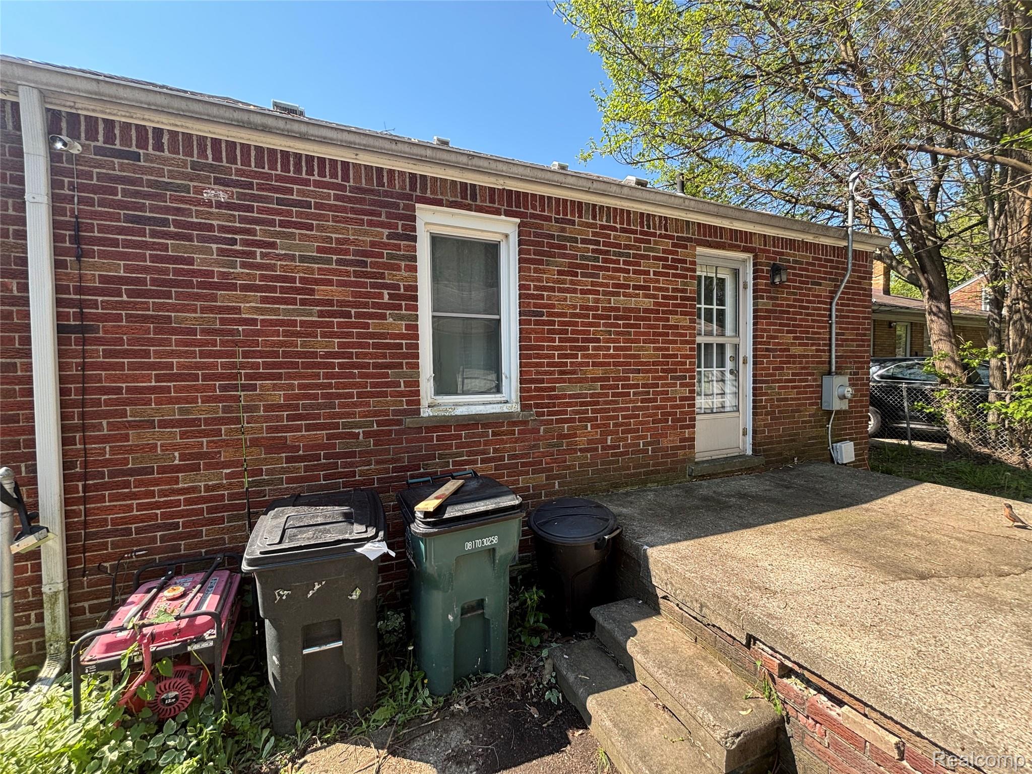 915 E 14 Mile Road