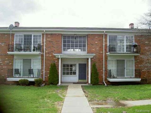 474 Fox Hills Drive N Bloomfield Charter Township MI 48304