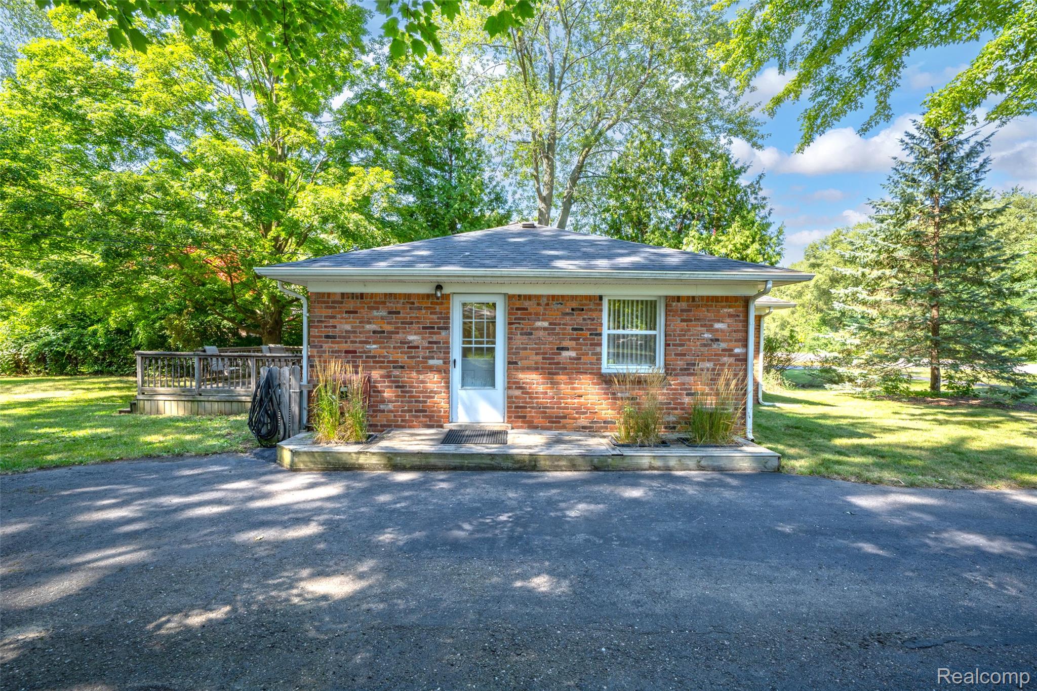 3942 Joslyn Road