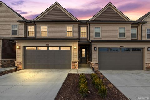 11392 Iziks Way 13 Green Oak Township MI 48116