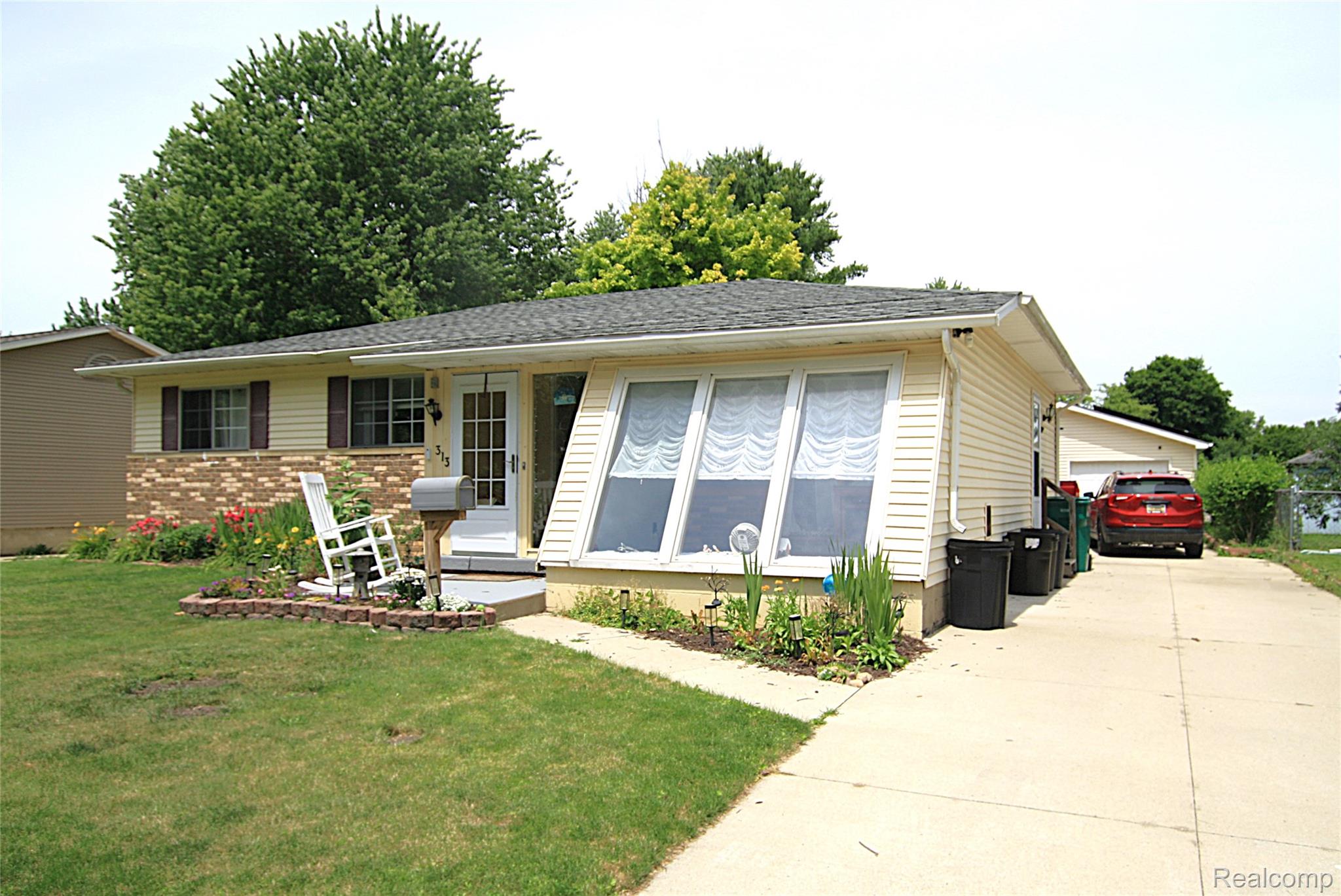 313 E Naldrette Street